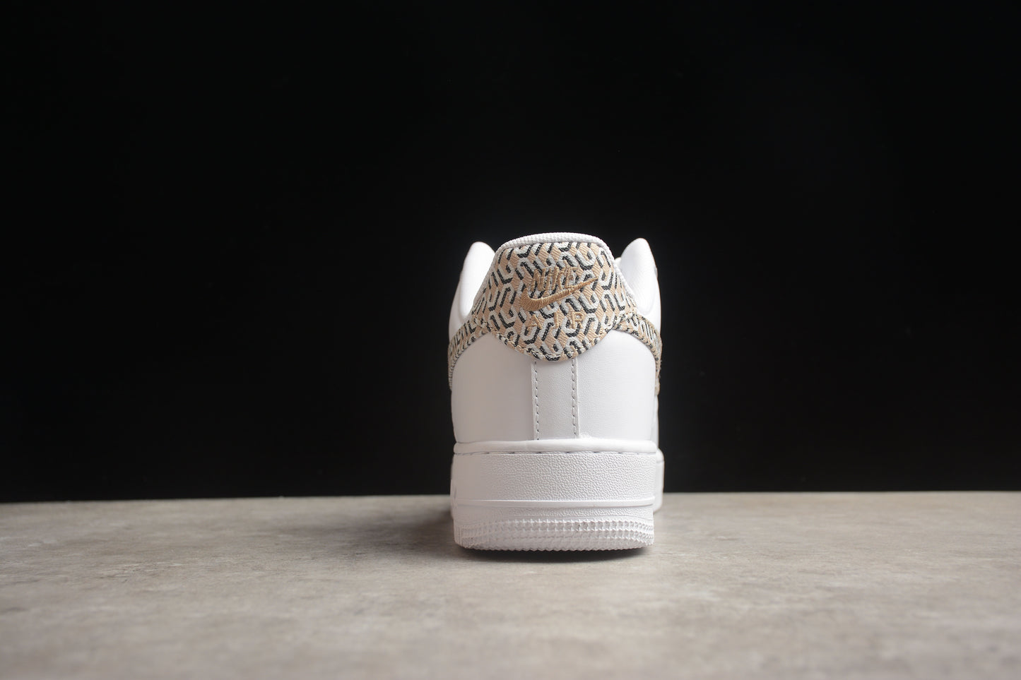 AIR FORCE 1 WHITE BARELY