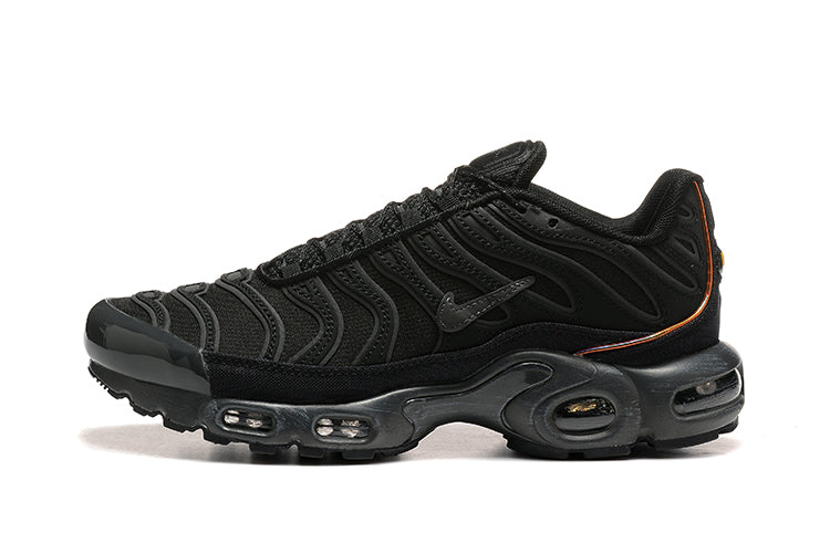NIKE AIR MAX PLUS BLACK GUMS