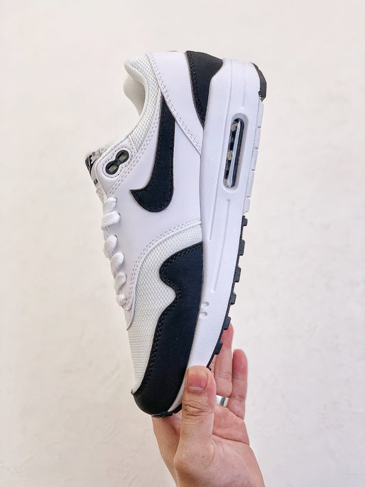 AIR MAX 1 ALL BLACK AND WHITE
