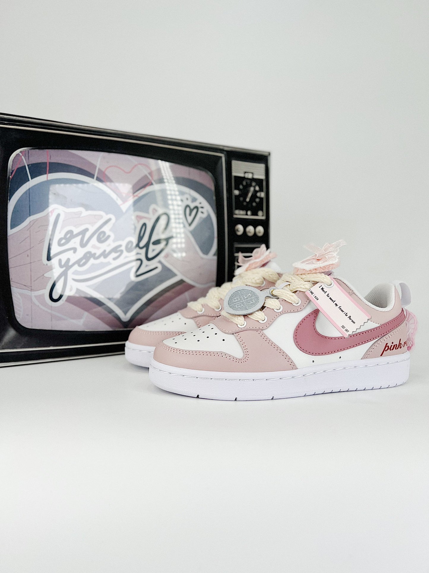 NIKE VISION COURT LOW PINK AND WHITE