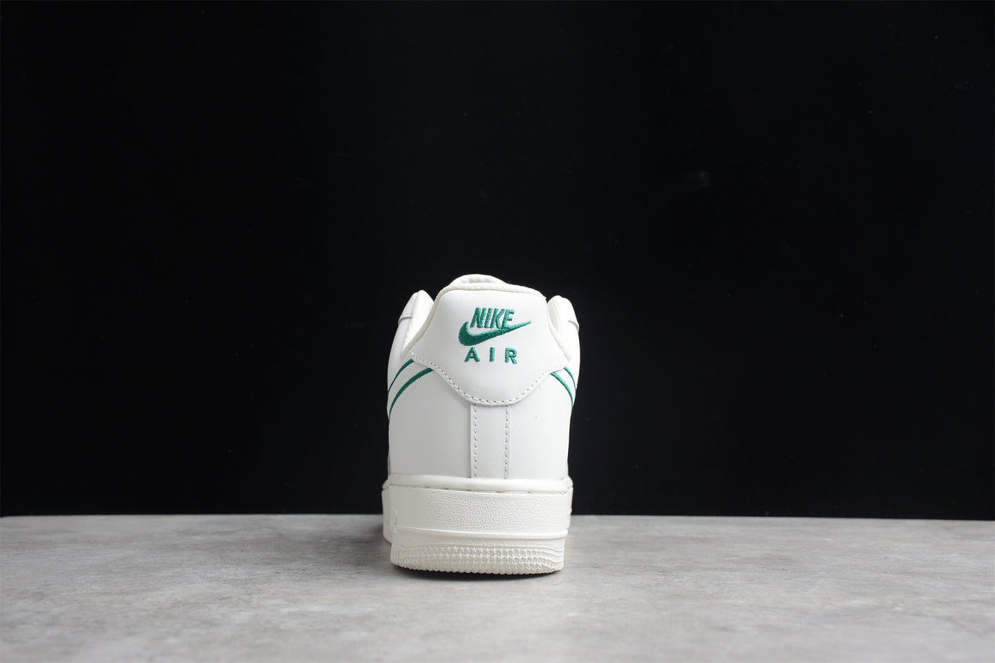 AIR FORCE 1 GREEN AND WHITE