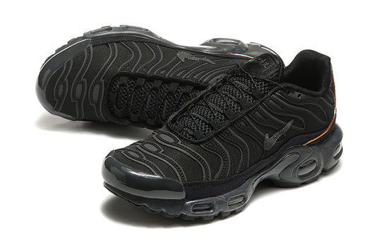 NIKE AIR MAX PLUS BLACK GUMS