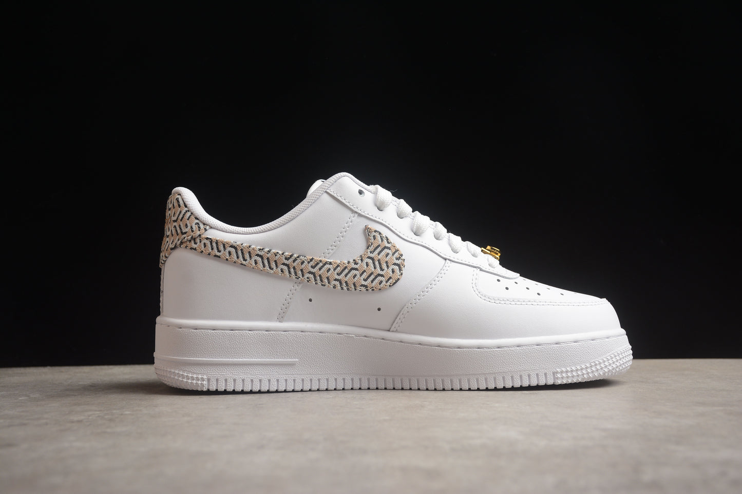 AIR FORCE 1  WHITE BARELY