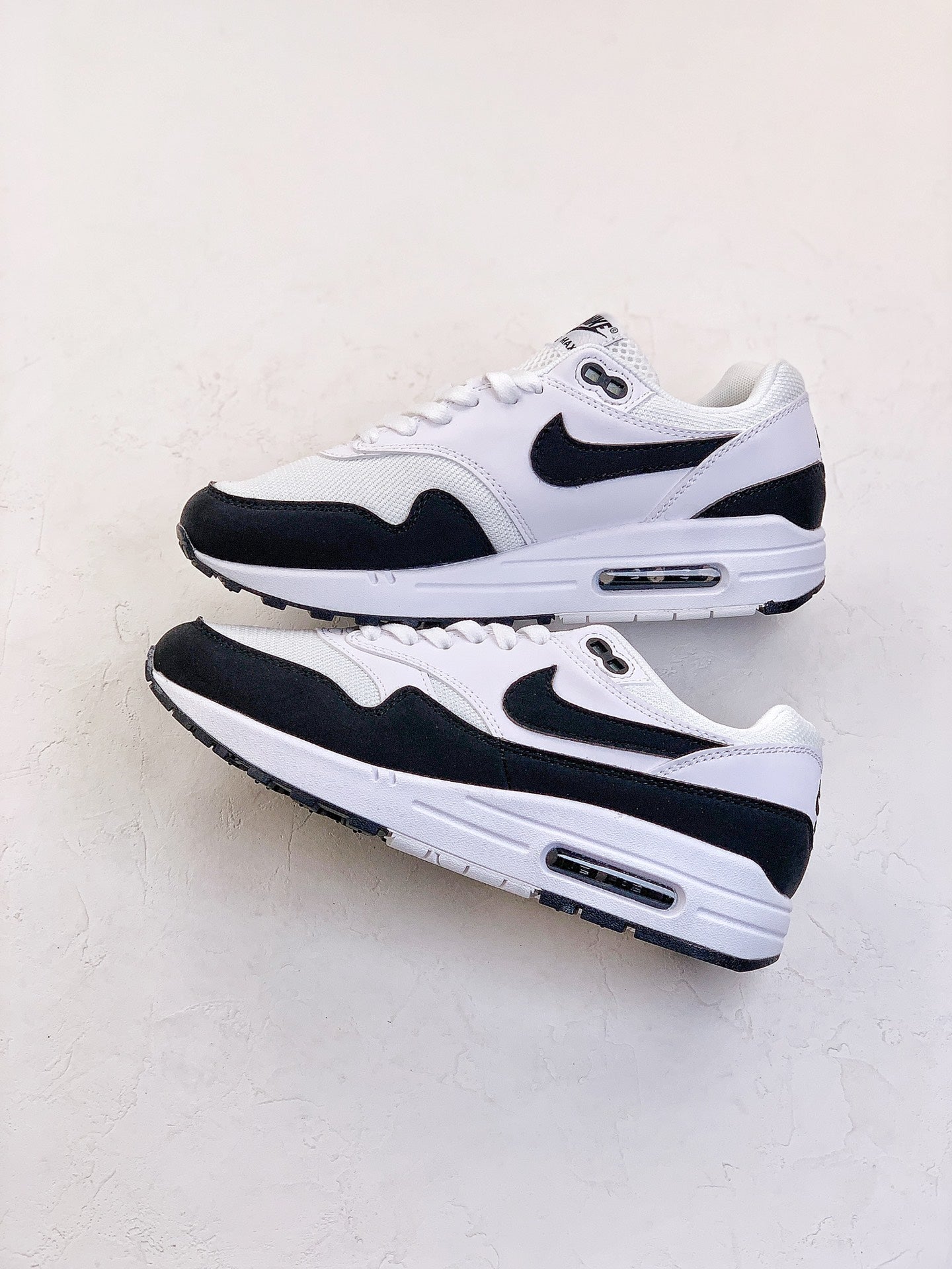 AIR MAX 1 ALL BLACK AND WHITE