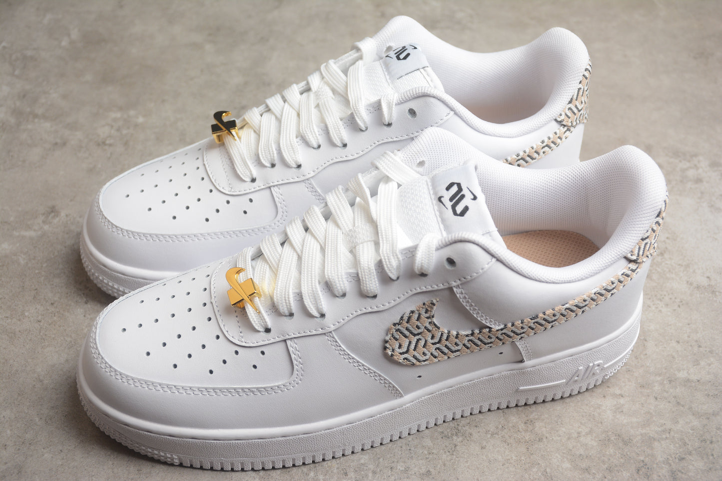 AIR FORCE 1  WHITE BARELY