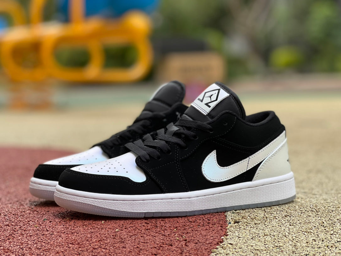 Jordan 1 Low BLACK AND WHITE