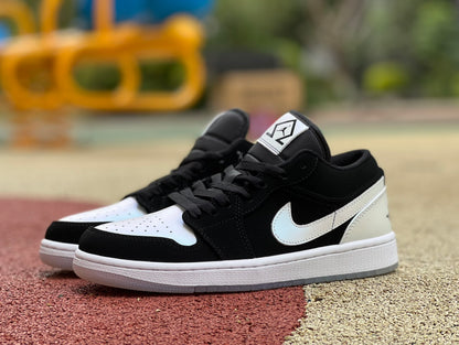 Jordan 1 Low BLACK AND WHITE