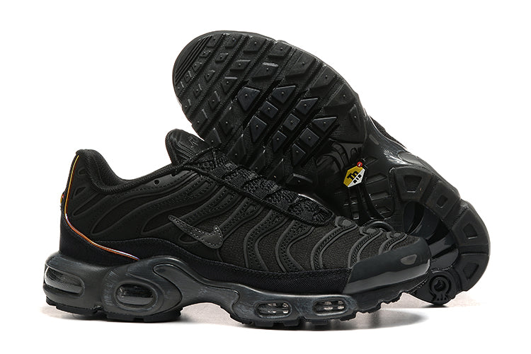 NIKE AIR MAX PLUS BLACK GUMS