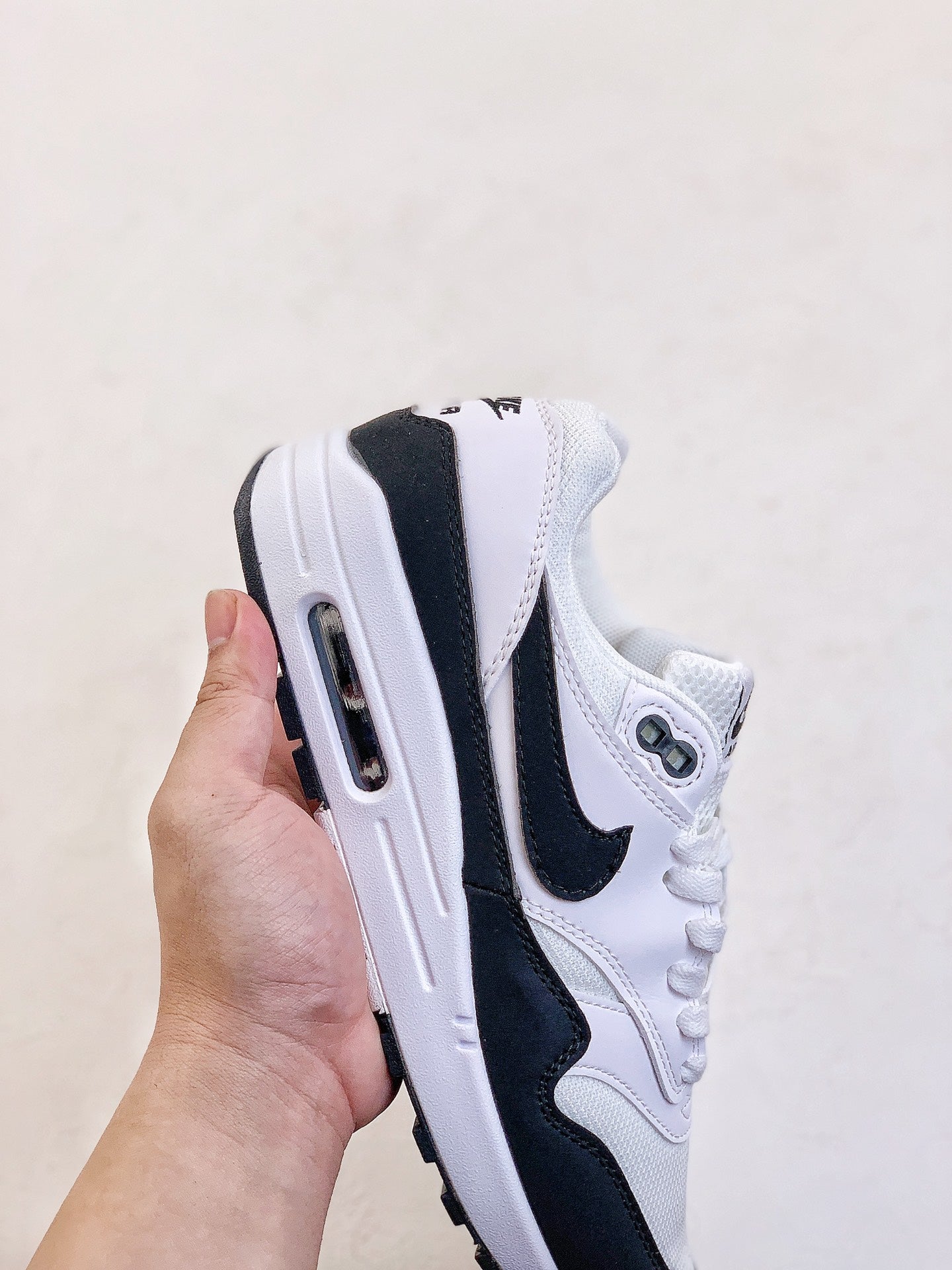 AIR MAX 1 ALL BLACK AND WHITE